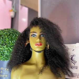 Volume et mouvement naturels avec cette perruque Kinky Curl sans colle.